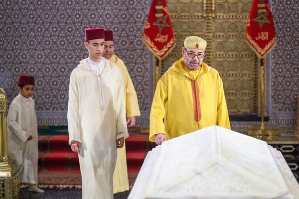 Le Roi Mohammed VI se recueille sur la tombe de Feu Mohammed V en présence de la Famille Royale